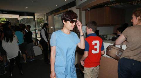 杨幂 杨幂妈妈气质挺普通的,穿印花裙活泼大方,和明星同框也不怵