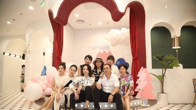 杨幂 杨幂妈妈气质挺普通的,穿印花裙活泼大方,和明星同框也不怵