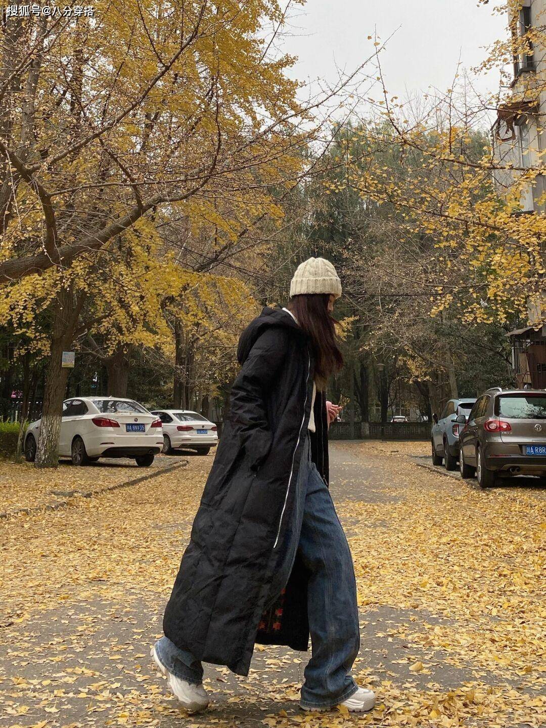 进行 轻熟女性冬天不要瞎打扮，试试这些长款羽绒服，简约利落又保暖