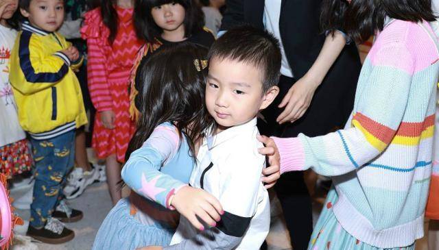 小家伙 董璇3岁女儿T台走秀，佟大为关悦携子捧场，青梅竹马同框超养眼