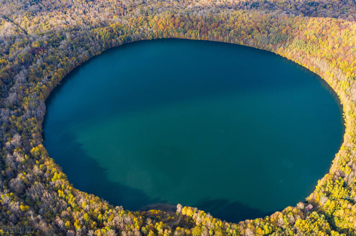 位于白山市靖宇县的龙岗火山群就以风景秀美著称,其中的四海龙湾更是