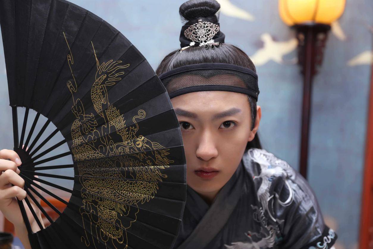 家人里面,只有老太太张氏保持着冷静,她经常对儿子王天鸣说:"惯子如