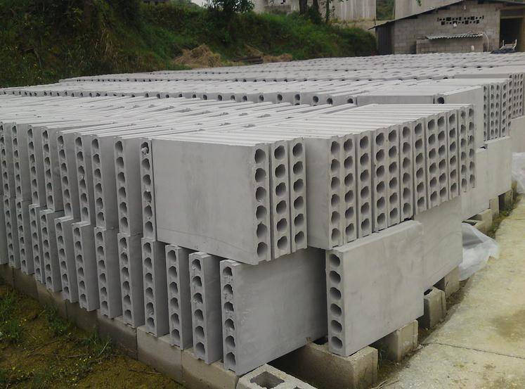 混凝土空心砌块混凝土空心砌块又称轻集料混凝土小型空心砌块,它是以