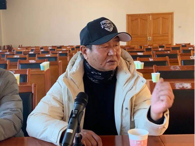 会上,镇党委书记董大文同志作了动员讲话;副镇长尹丹一同志传达了