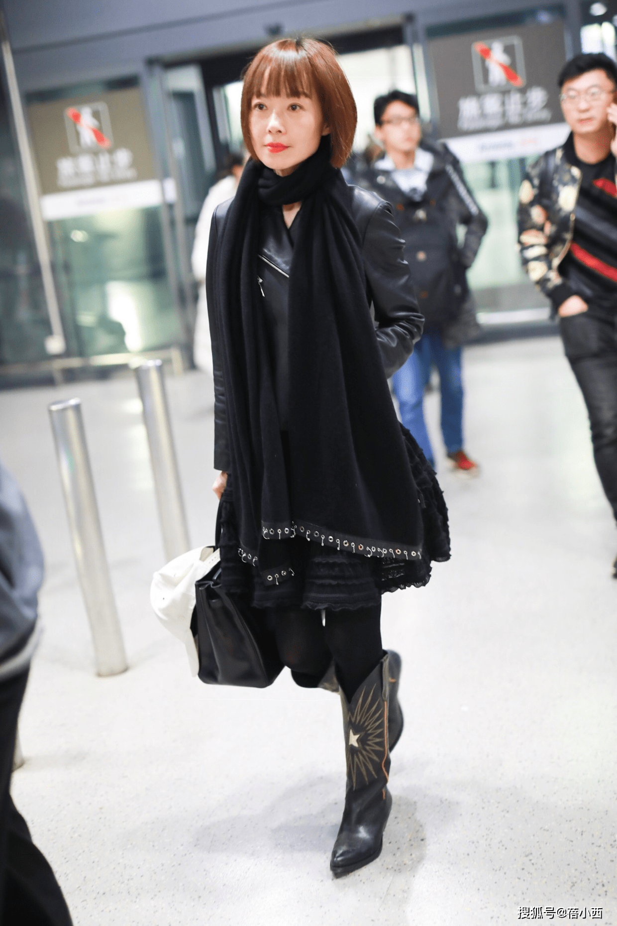 黑色 鲁豫身材干瘦但品味不俗,穿红色大衣喜气洋洋,显得年轻又不雷人