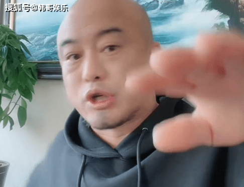 五哥去某音讲八卦,有人问舞帝利哥他火吗?