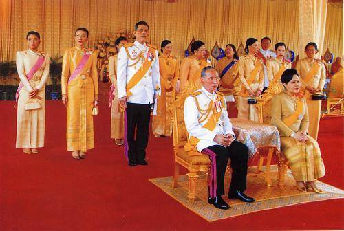 泰国人遇到国王必须匍匐跪拜，外国游客在泰国遇见国王也要拜吗？