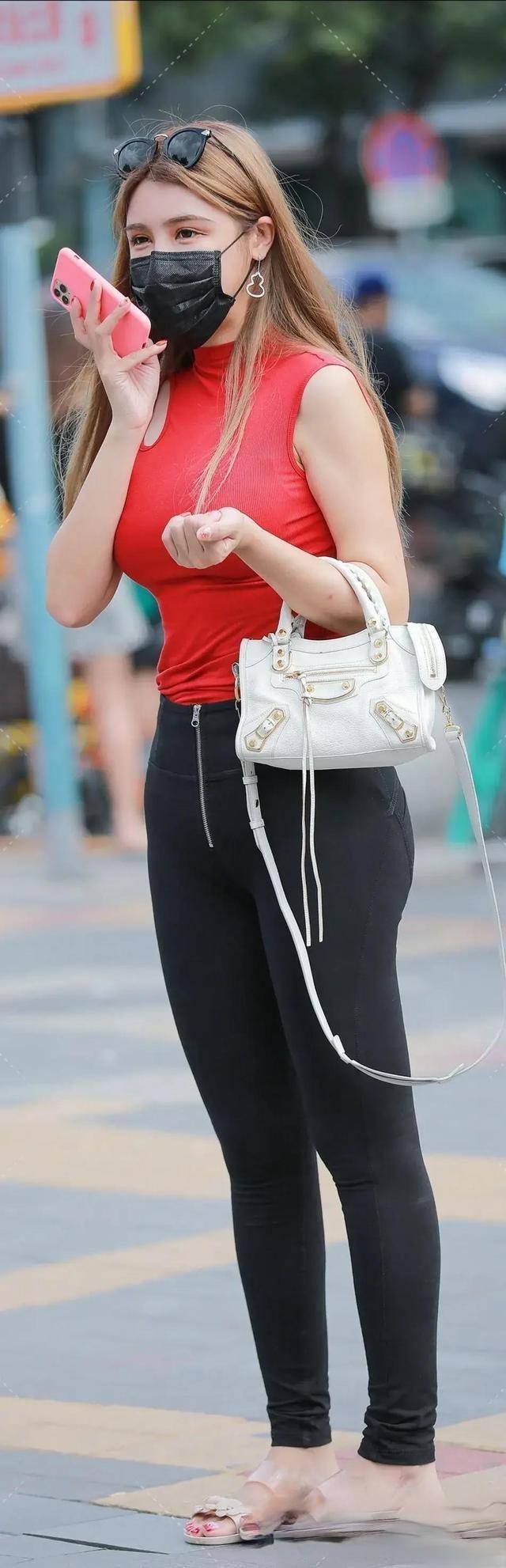 冷色 喜欢穿瑜伽裤逛街的姑娘,容易让人挑花眼,格外美丽