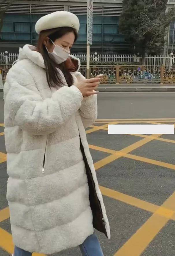 张小斐 春晚私服比拼：赵丽颖千元夹克可爱减龄，张小斐万元大衣输给宋茜