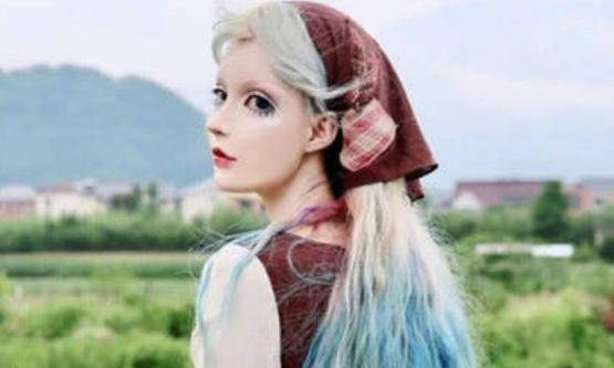 梦想“人间芭比”迪丽拉：动上百刀整成真芭比？塑胶感的脸真的好看？