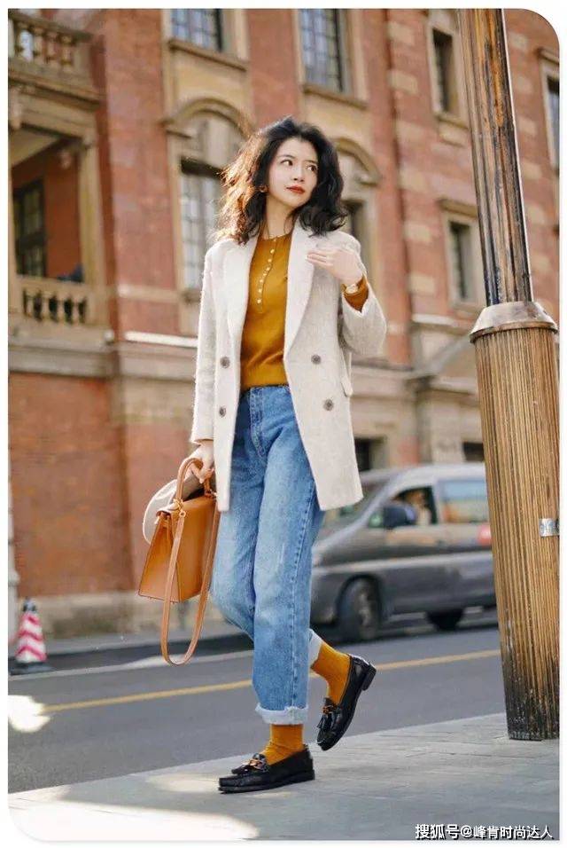 颜色 今年秋冬有种流行色叫“焦糖色”，温暖又气质，三木都很爱穿