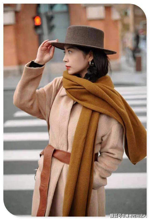 颜色 今年秋冬有种流行色叫“焦糖色”，温暖又气质，三木都很爱穿