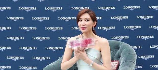 林心如图片林心如与老公霍建华疑低调庆结婚周年合影时羞