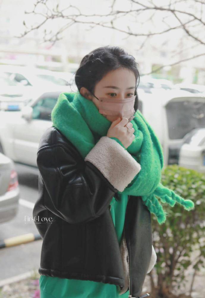 张小斐 春晚私服比拼：赵丽颖千元夹克可爱减龄，张小斐万元大衣输给宋茜