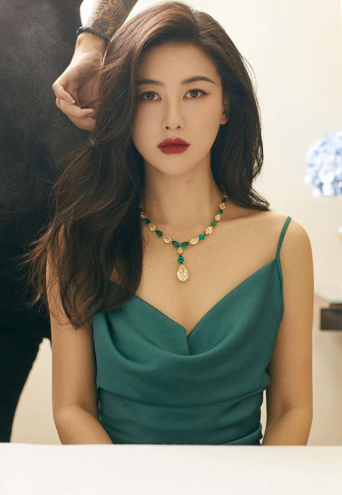 朱珠忙着拍戏老公晒带娃照,活脱脱的《完美伴侣》,最近高圆圆张鲁一