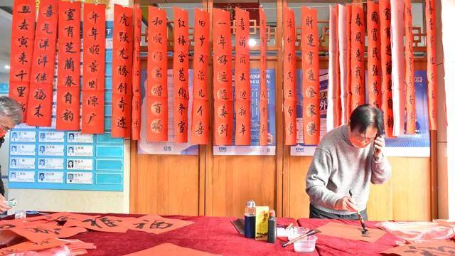 翰墨迎春暖人心—徐浦特邀书画苑举办"迎新春送春联"活动_市民_三林