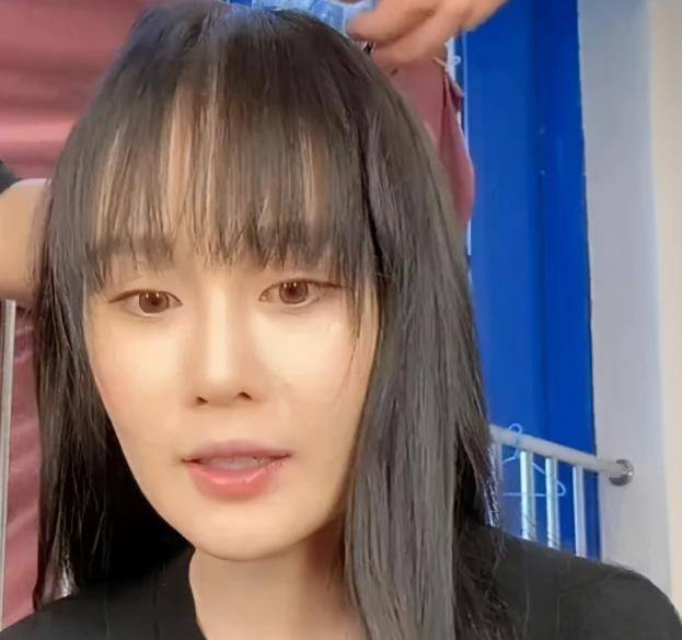 李小璐赵本山女儿太飒！直播间大方承认花30万做鼻子，近照酷似李小璐