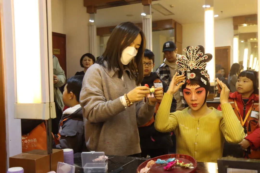 接着,小记者们有序地参观了京剧演员的化妆间,了解到京剧演员精致的