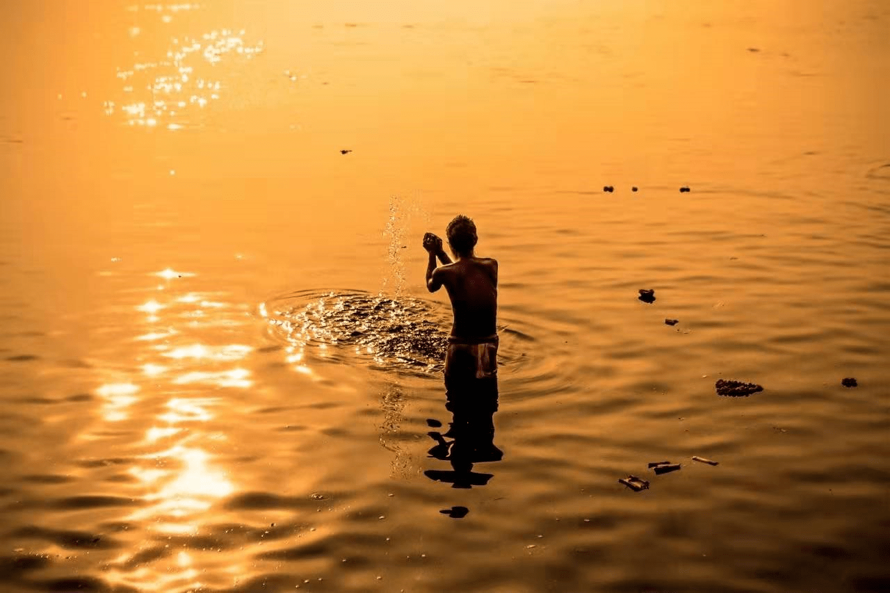 《恒河三千年》：一条脏污的现实之河，一条纯净的精神之河