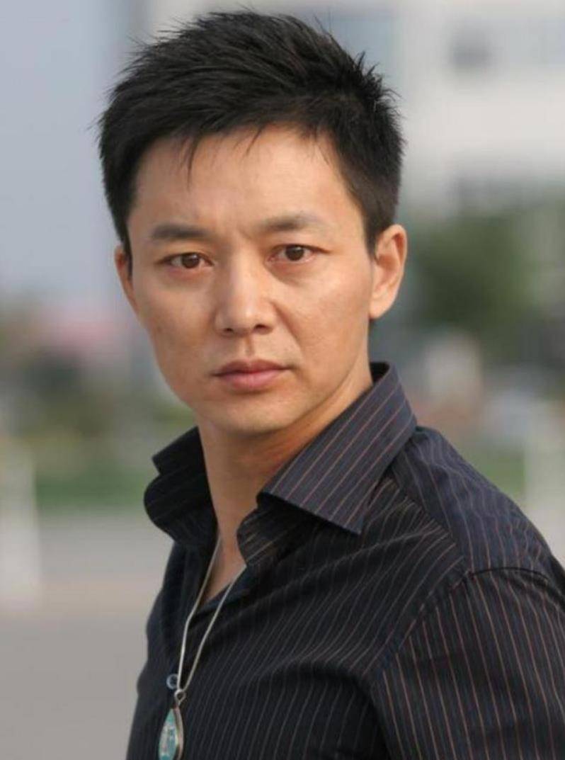 原创他和张嘉译是北影同学得罪大佬后无戏可演和胡歌合作两次走红