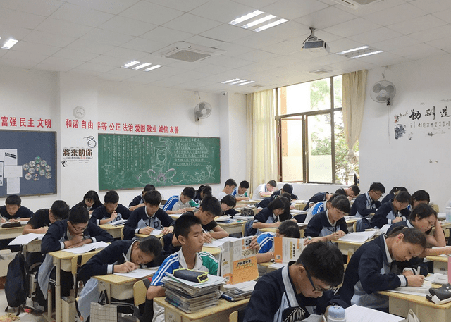 怎么才能上清华附中 64c9a442d9d74461b2905e3687d2e4de.png