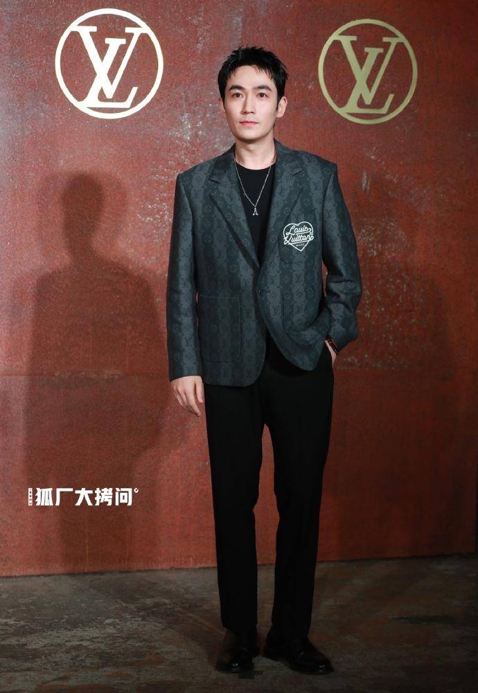 品牌 LV大秀红毯来了！热巴暴露发际线，周冬雨瘦过头，刘亦菲状态绝佳