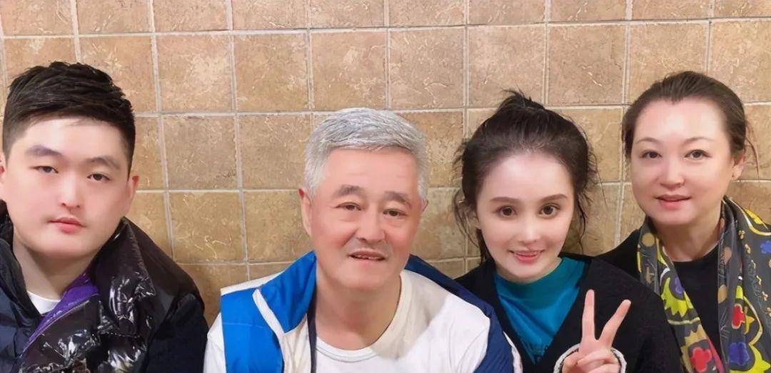 李小璐赵本山女儿太飒！直播间大方承认花30万做鼻子，近照酷似李小璐