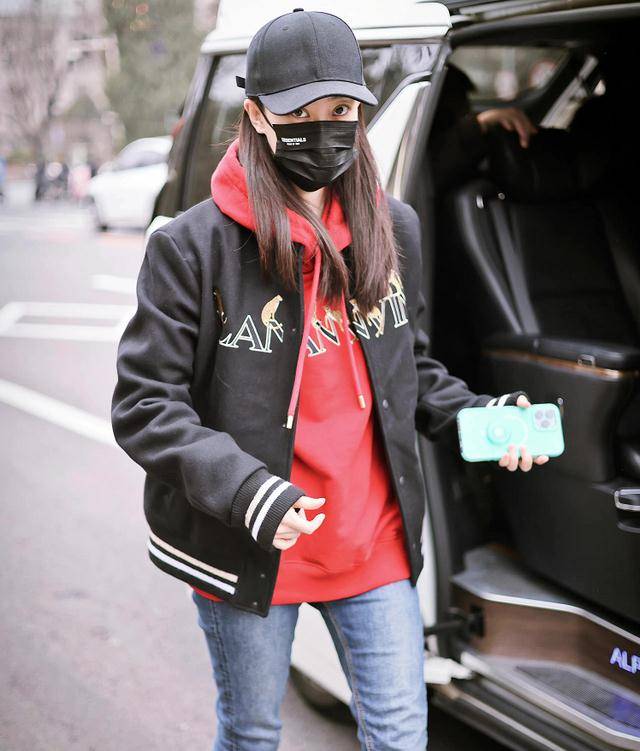 张小斐 张小斐生日咖位飞升，时尚品味改头换面，穿万元大衣千元鞋子出街