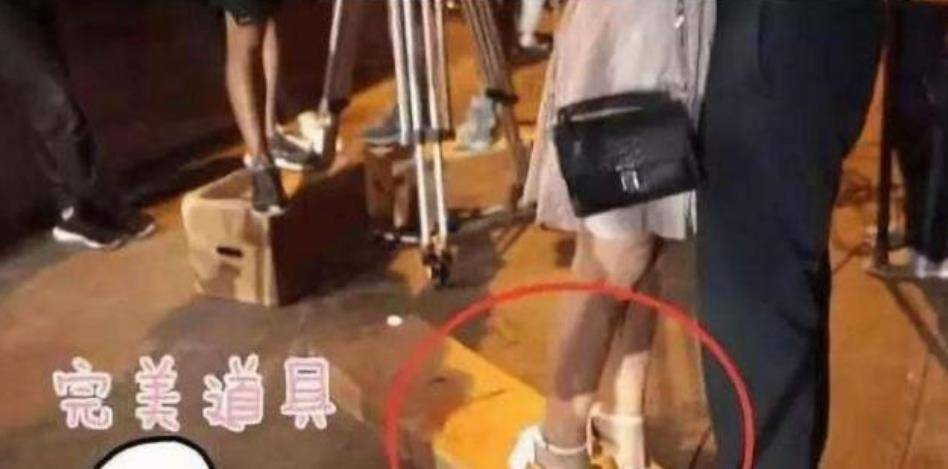 俊男靓女|为啥拍“吻戏”都只拍上半身？看花絮全身照后，网友们笑出猪叫声