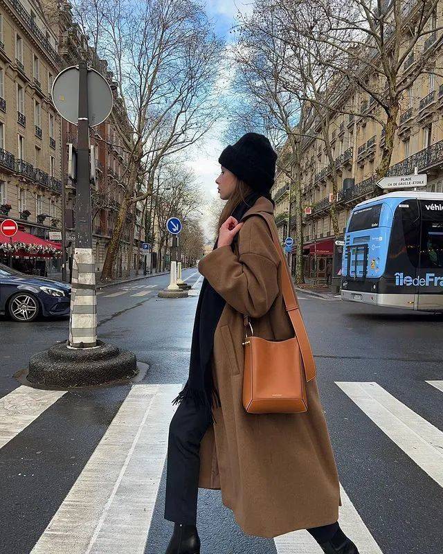 棕色 Solene Lara用穿搭表现出内敛的法式诱惑|博主推荐