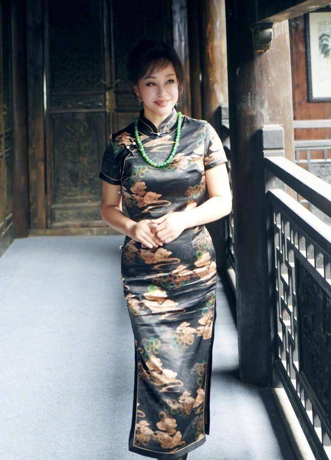 角色 68岁沉迷扮嫩，本想穿印花裙子彰显活力，被旗袍老奶奶碾压