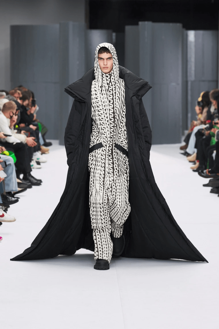 原创24岁的丹麦王子尼古拉为家乡品牌rains时装处女秀压轴