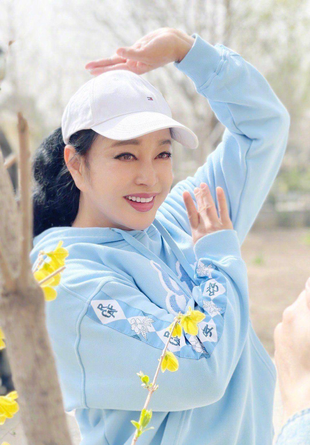 角色 68岁沉迷扮嫩，本想穿印花裙子彰显活力，被旗袍老奶奶碾压