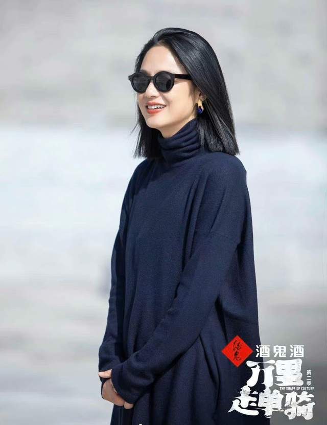 廓形 周韵综艺首秀,戴奶奶帽暴露年龄却没翻车,43岁还能成颜值担当