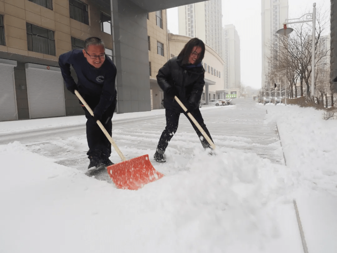 年味|扫雪除冰干起来！