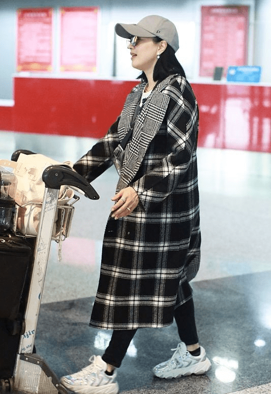 设计 钟丽缇好摩登,棋盘格皮草配拉链裤,长睫毛接得高级,挺显眼睛大