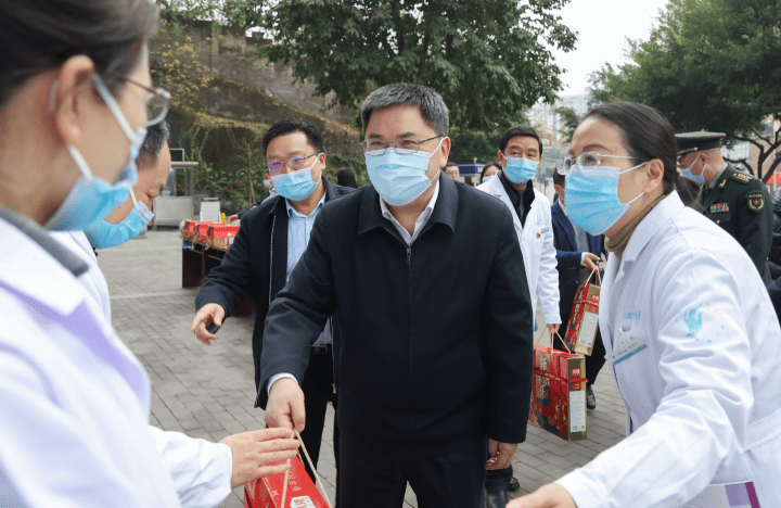 沙坪坝区委书记唐小平开展春节前走访慰问活动