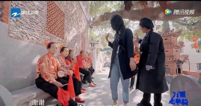 廓形 周韵综艺首秀,戴奶奶帽暴露年龄却没翻车,43岁还能成颜值担当