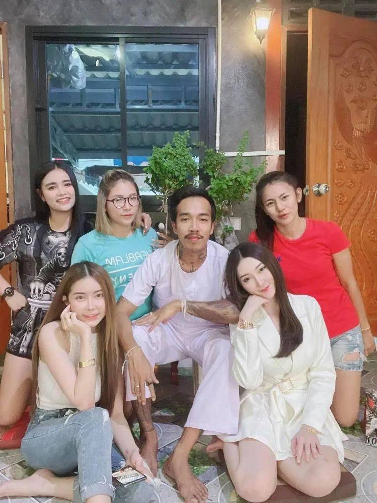 男子娶8个老婆一起上电视节目,坦言不要轻易模仿尝试_纳塔_nong_妻子