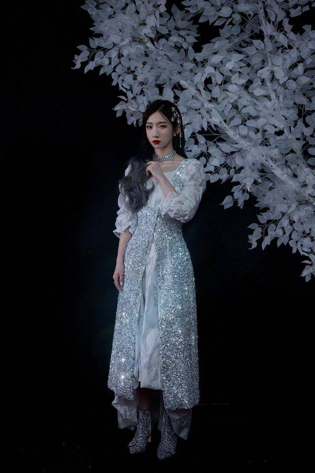 机车孟美岐拉链连体裤帅气十足！变身街头机车少女，尽情释放迷人气场