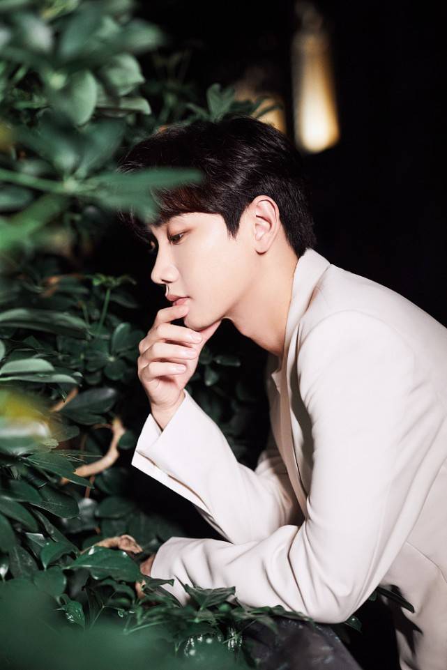 汪苏泷 汪苏泷都30多岁了仍似“奶油小生”，穿西装好精致