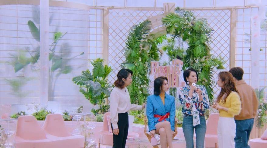 女孩子胡杏儿“口红画法”火了，帮助素人轻轻一涂，脸瞬间感觉小了一圈