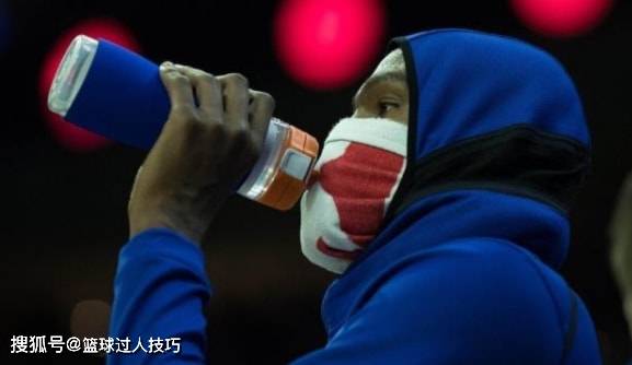 伊巴卡|NBA巨人喝水有多猛？庄神拿桶装水喝，奥尼尔将矿泉水喝成口服液