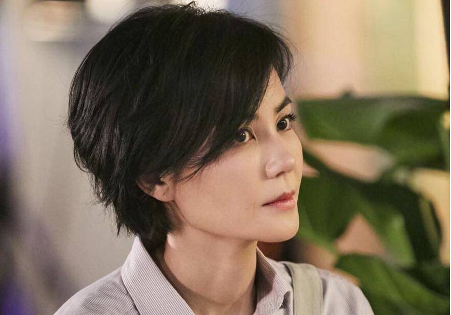 曲线 50岁王菲带女儿走机场，一身休闲搭配，李嫣长腿十分抢镜