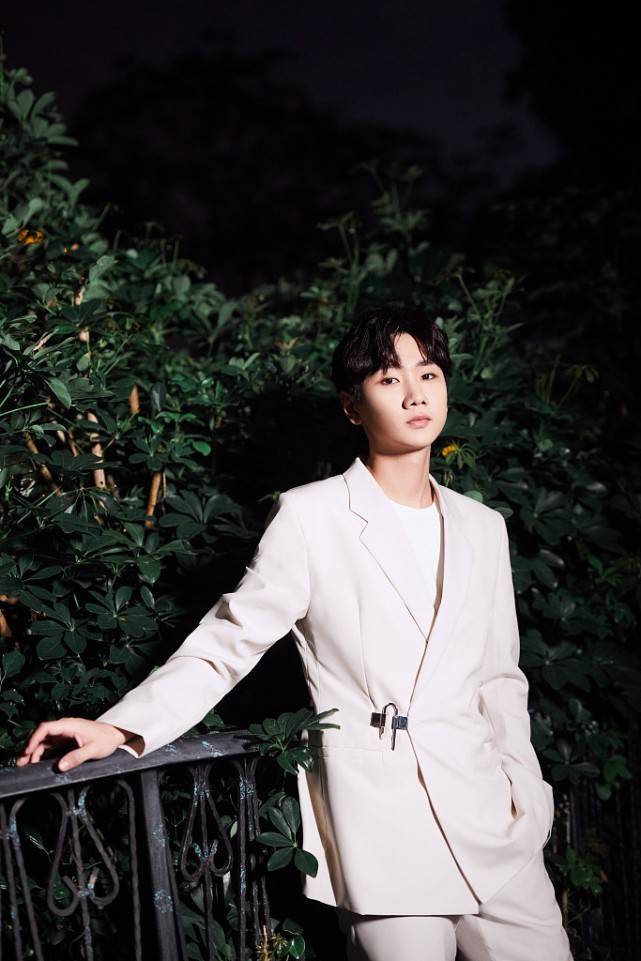 汪苏泷 汪苏泷都30多岁了仍似“奶油小生”，穿西装好精致