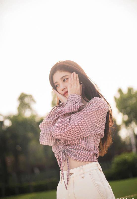 显得 鞠婧祎小淑女的正式穿搭真有范！简约白色尽显时髦，满满知性美