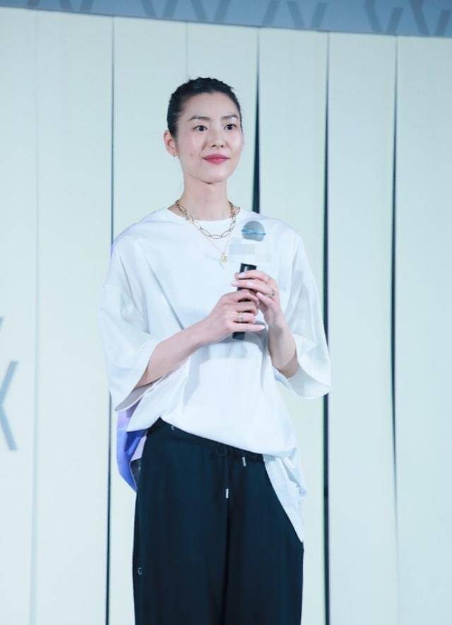 一身 刘雯扎丸子头太清新，黑白造型干净利落，招牌笑容很有感染力