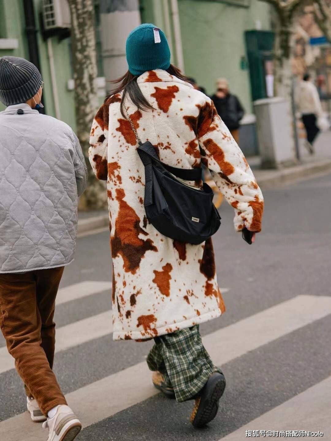 降低 去了上海才知道，会穿的女人都爱“叠穿”，不露腿不露腰照样时髦