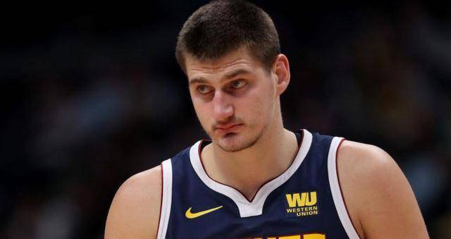 本赛季三双排行榜_NBA本赛季三双榜的前两位居然被一名中锋和一名后卫球员给占据了