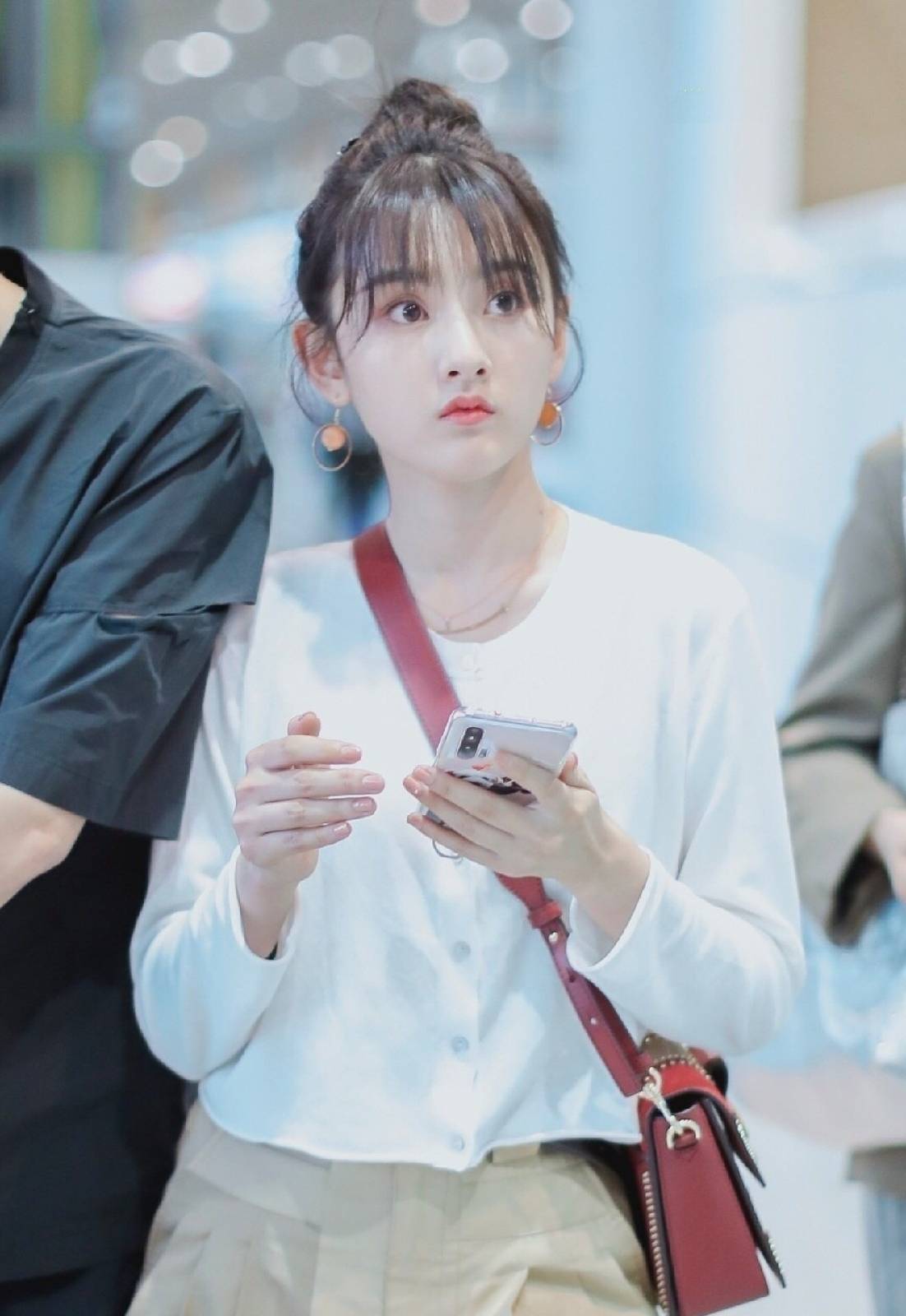 样式 宋祖儿不愧是时髦精，穿白色背心凹造型，身材婀娜又甜又媚